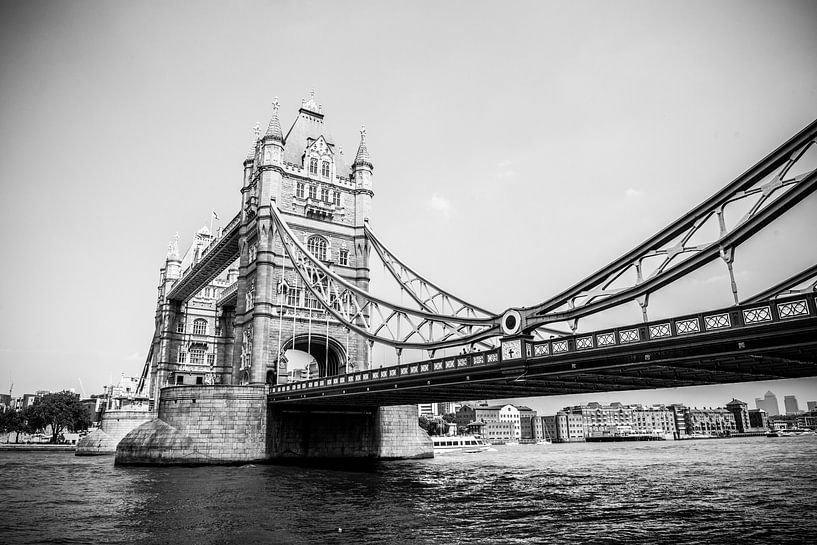 Tower Bridge in Zwart Wit van Barbara Koppe