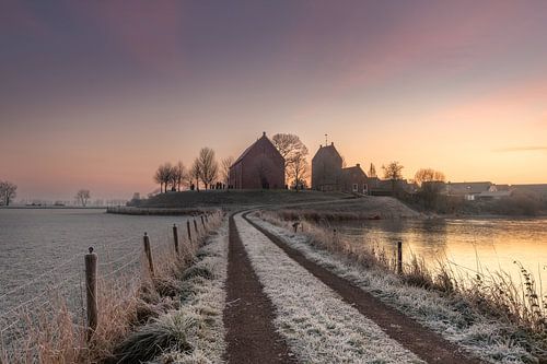 Winterochtend op de wierde van Ezinge – IJs, stilte en eerste licht