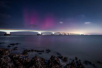 Aurore boréale sur le pont de Zeeland sur Ellen van den Doel