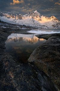 Das erste Sonnenlicht auf den wunderschönen Bergen von Senja in Norwegen.