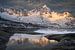 Das erste Sonnenlicht auf den wunderschönen Bergen von Senja in Norwegen. von Jos Pannekoek