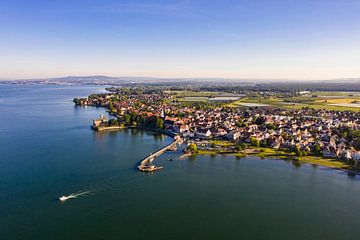 Une vue à vol d'oiseau de Langenargen sur le lac de Constance sur Werner Dieterich