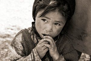 Zanskar-Mädchen lehnt sich sicher an die Hüfte ihrer Mutter