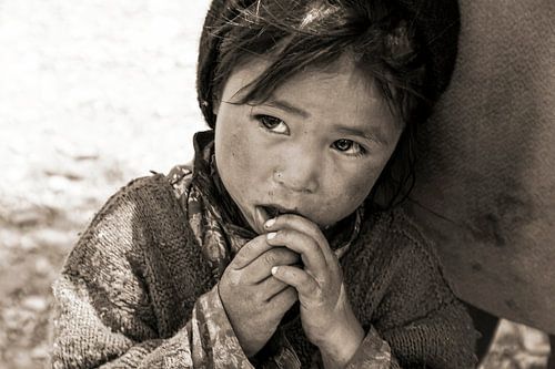 Zanskar-Mädchen lehnt sich sicher an die Hüfte ihrer Mutter