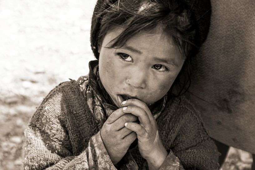 Une jeune fille du Zanskar s'appuie sur la hanche de sa mère par Affect Fotografie