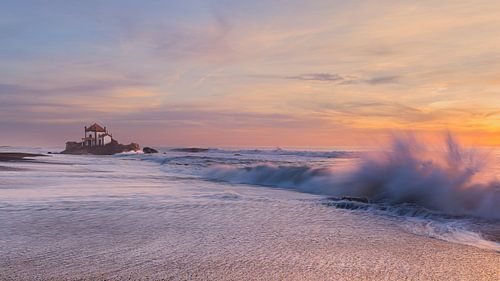 Zonsondergang bij Capela do Senhor da Pedra, Vila Nova de Gaia, Portugal