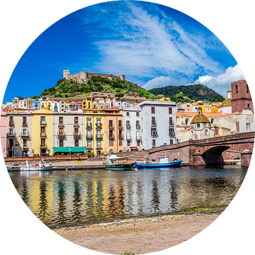 Uitzicht op kasteel Malaspina, Bosa, Sardinië van Gijs Rijsdijk