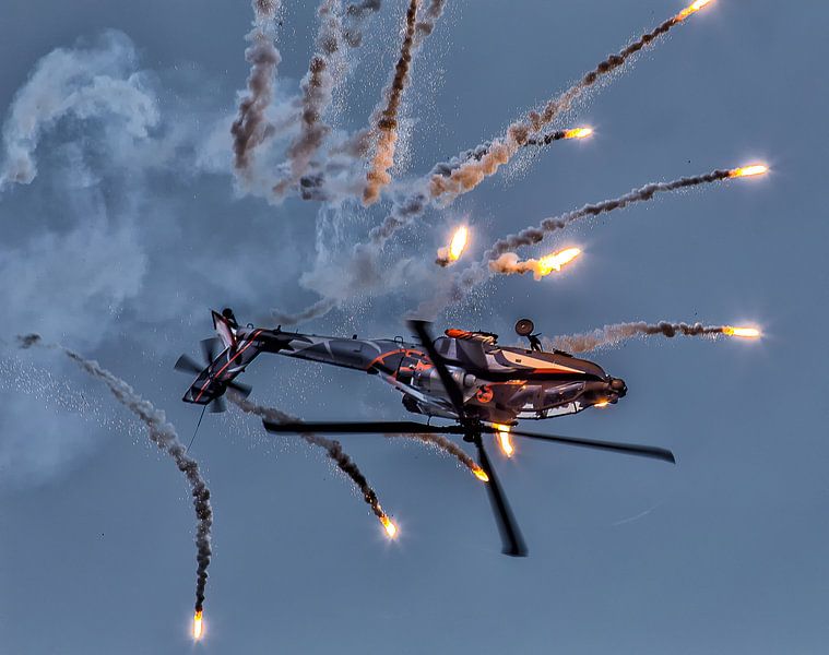 AH-64D Apache Solo Display Team (met flares) van Joram Janssen