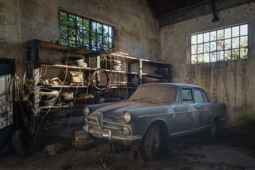 Old timer Alfa Romeo in een garage