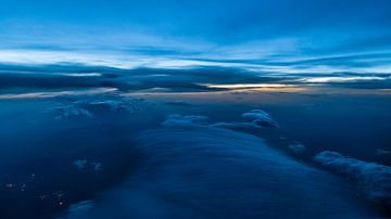 Blauw uur boven de wolken