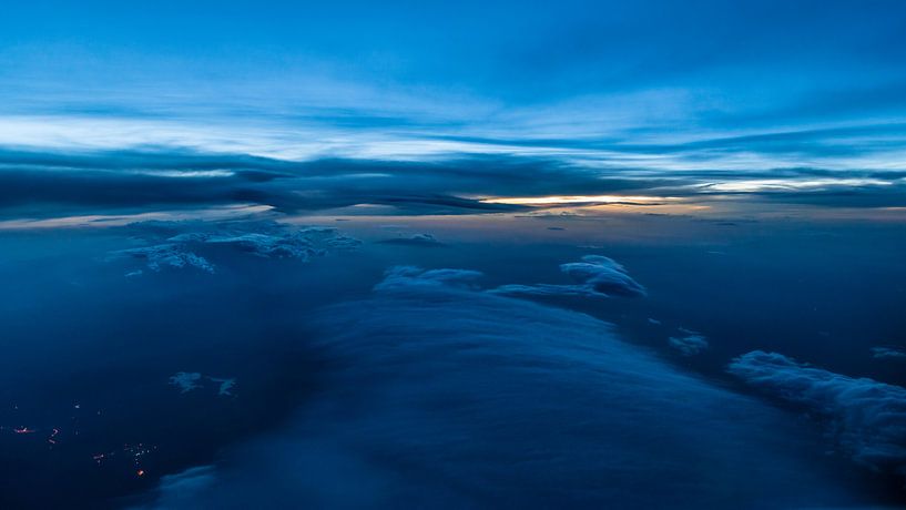 Blaue Stunde über den Wolken von Denis Feiner