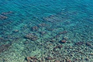 Türkisblaues Wasser der Mittelmeerküste