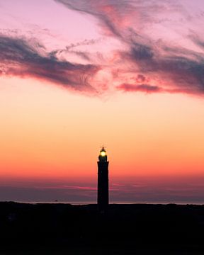 Westhoofd Vuurtoren: Een Zonsondergang boven Strand en Duinen van Ouddorp van Ewold Kooistra