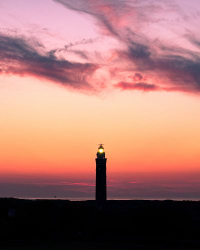 Westhoofd Vuurtoren: Een Zonsondergang boven Strand en Duinen van Ouddorp