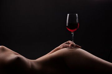 Du vin rouge sur un corps de femme sur Leo van Valkenburg