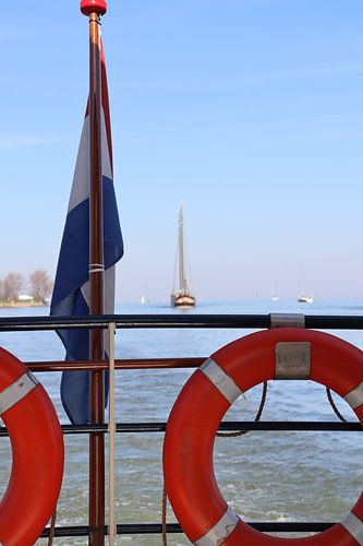 Vue du ferry près d'Enkhuizen sur Monica de Roo-Peeters