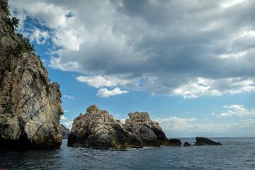 Rotsen aan de kust van Sicilië