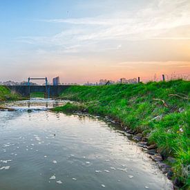 mooi contrast blauwe hemel en ondergaande zon van T. van der Kolk