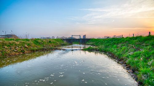 mooi contrast blauwe hemel en ondergaande zon