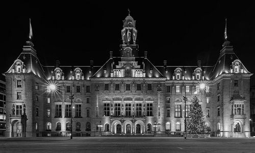 Het stadhuis in Rotterdam in de avond