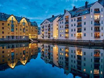 Avondlichten reflecteren op de haven van lesund, Noorwegen van qtx