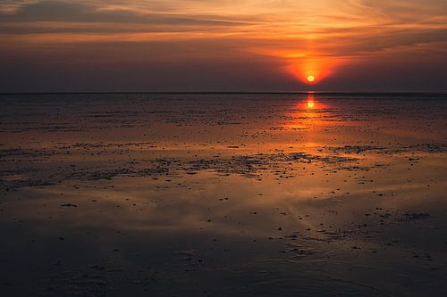 Gouden zonsondergang op de Waddenzee in Paesens, Friesland