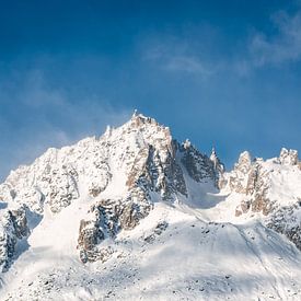 Imposante Zwitserse bergtoppen met een sluier van mist van Leo Schindzielorz