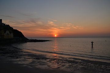 een mooie zonsondergang aan de franse kust van Normandie van tiny brok