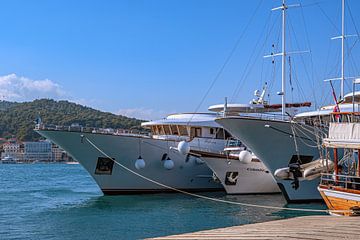 Kroatië : Jachten in de haven van Split van Photoart-Naegele