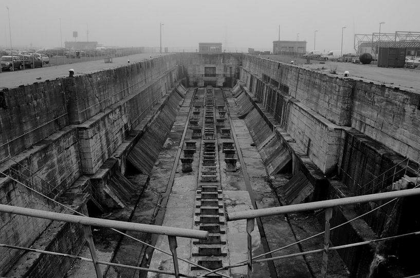 Verlaten droogdok gehuld in zeemist van Russell