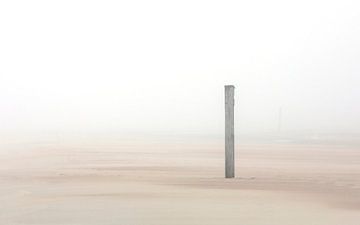 Mist op het strand van Marcel Kerdijk