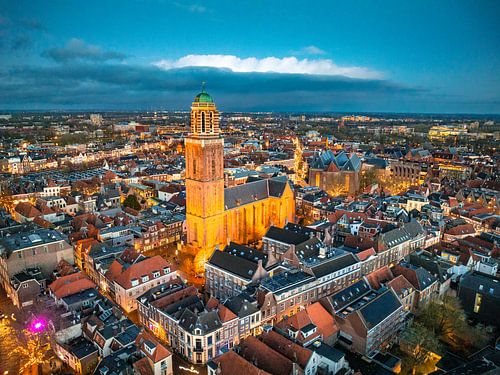 Zwolse Peperbus in de binnenstad tijdens zonsondergang