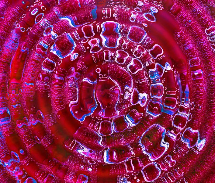 Ripples in Red (Retro Water Art in Rood) van Caroline Lichthart