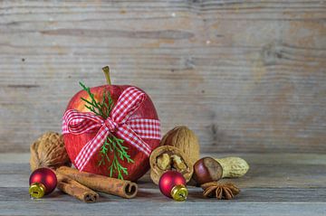 Traditionele kerstversiering met rode appel, noten, kaneel van Alex Winter