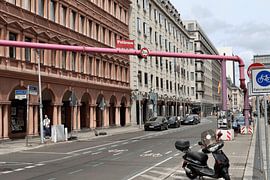 Roze pijp door Berlijnse straat van Abe-luuk Stedehouder