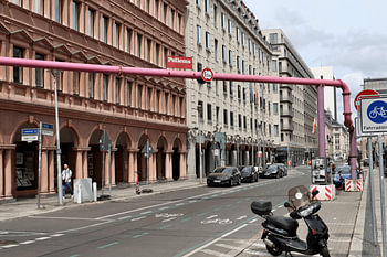 Roze pijp door Berlijnse straat