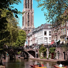 Des canoës de l''s sur l'Oudegracht, avec la cathédrale Dom en arrière-plan. (debout) sur André Blom Fotografie Utrecht