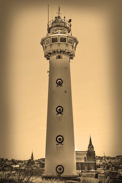 Egmond aan Zee Strand Vuurtoren Sepia van Hendrik-Jan Kornelis