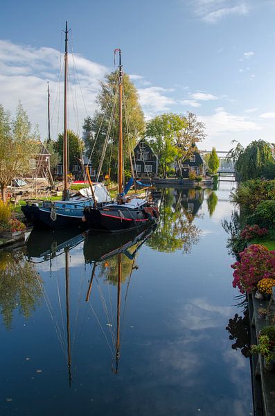 Reflectie van twee zeilschepen in Edam van Jack Koning