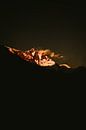 Ein nepalesischer Berggipfel fängt das letzte Licht ein von Moniek Kuipers Miniaturansicht