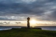 Coucher de soleil sur les statues de l'île de Pâques (Ahu Tahai) avec l'océan Pacifique et les nuage par WorldWidePhotoWeb Aperçu