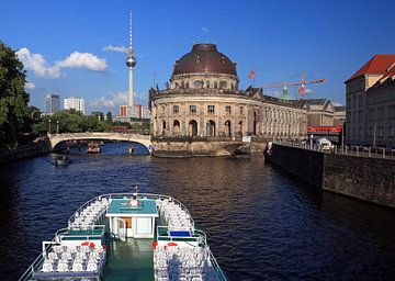Ausflusschiff auf der Berliner Spree an der Museumsinsel von Frank Herrmann