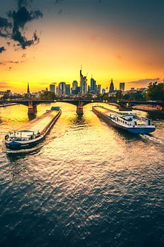 die Frankfurter Skyline im Sonnenuntergang mit Fluss von Fotos by Jan Wehnert