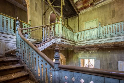 staircase in disrepair