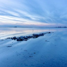 Reisfotografie - rustige zee met rotsen in de zee van Ben De Kock
