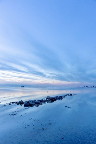 Reisfotografie - rustige zee met rotsen in de zee van Ben De Kock