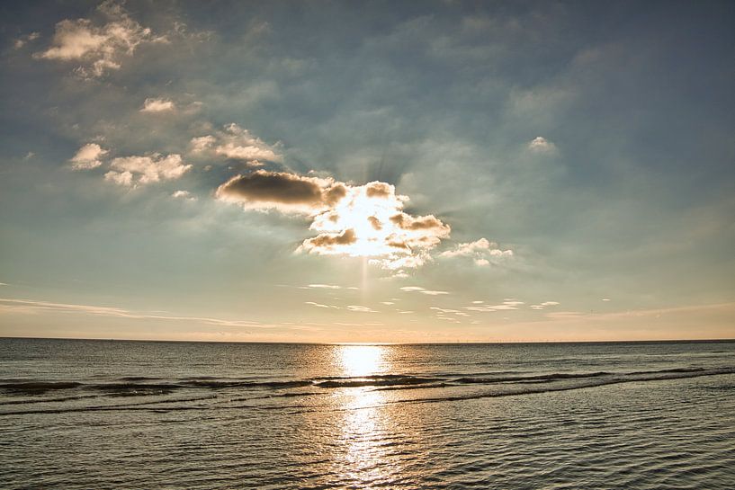 Op het strand van Blåvand bij zonsondergang aan zee van Martin Köbsch
