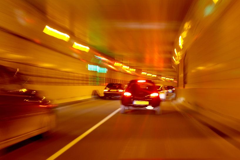 Rijdende auto's in een tunnel bij nacht in Nederland van Eye on You