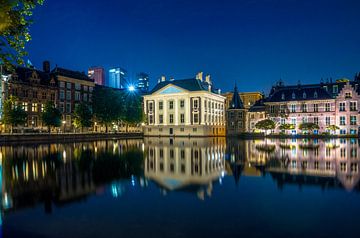 Het Mauritshuis en de Hoftoren aan de Hofvijver in de nacht van Ricardo Bouman
