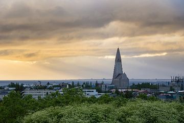 Islande - Église Hallgrimskirkja et ligne d'horizon de Reykjavik sur adventure-photos